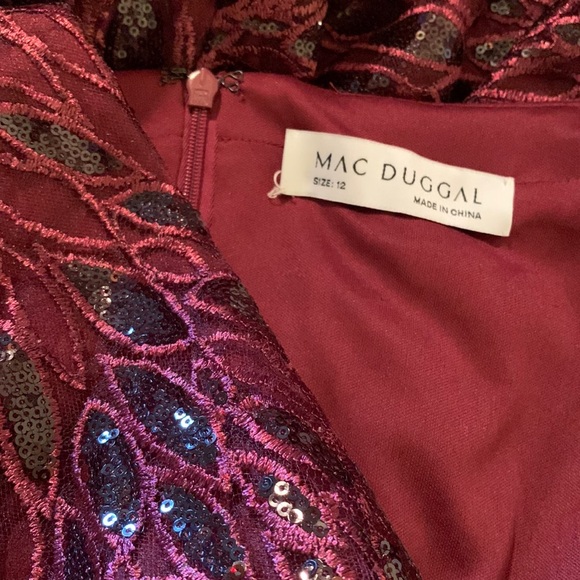 MAC DUGGAL
Long Sleeve Ruched Sequined V Neck Gown - Picture 14 of 15